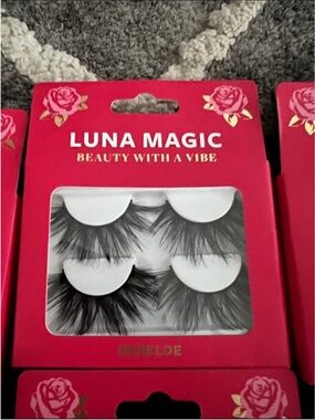 Luna Magic False Eyelashes in Hot Pink Packaging